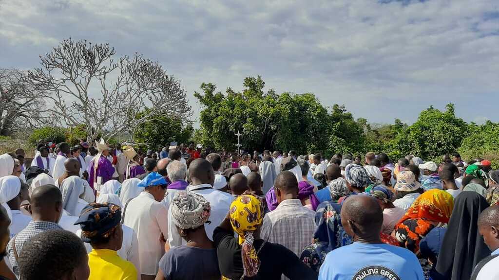 A delegation from Sant'Egidio joined the grief and prayers of the many Mozambicans who came to Sister Maria de Coppi's funeral